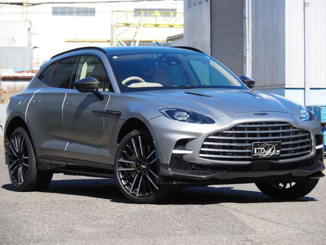 Aston Martin DBX 8