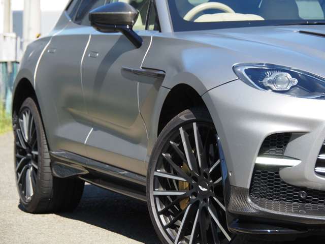 Aston Martin DBX 10