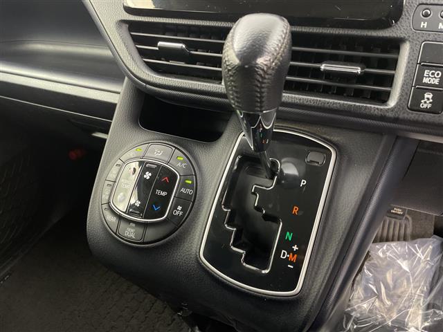 Toyota Voxy 9