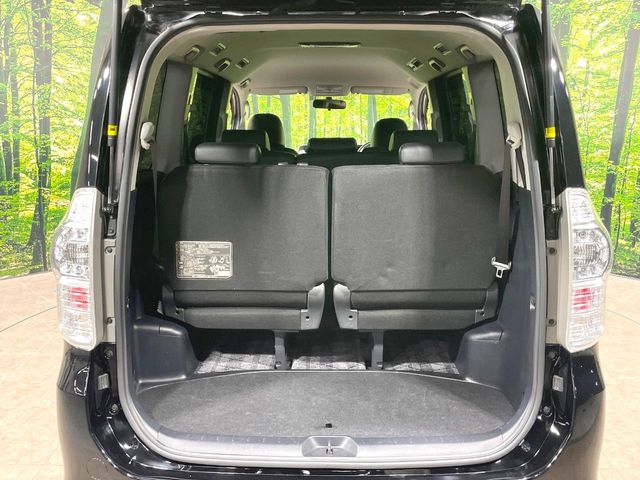 Toyota Voxy 11