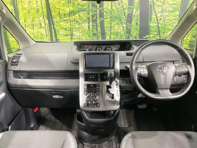 Toyota Voxy 2