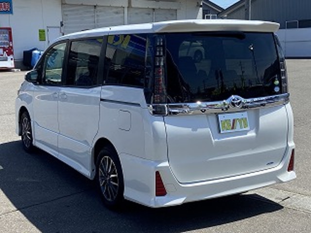 Toyota Voxy 11