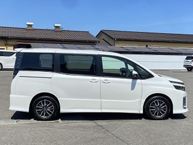 Toyota Voxy 12