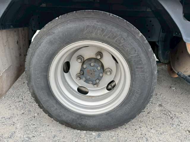 Isuzu Elf 12