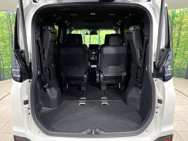 Toyota Voxy 11