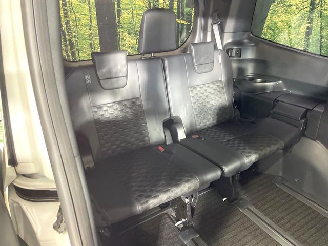 Toyota Voxy 10