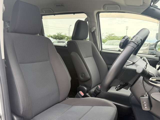 Toyota Noah 4