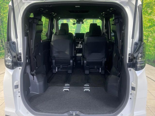 Toyota Voxy 11
