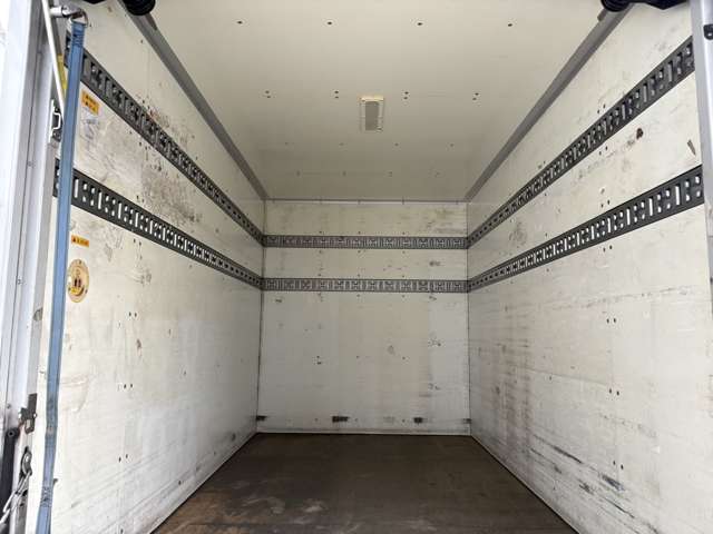 Isuzu Elf 8