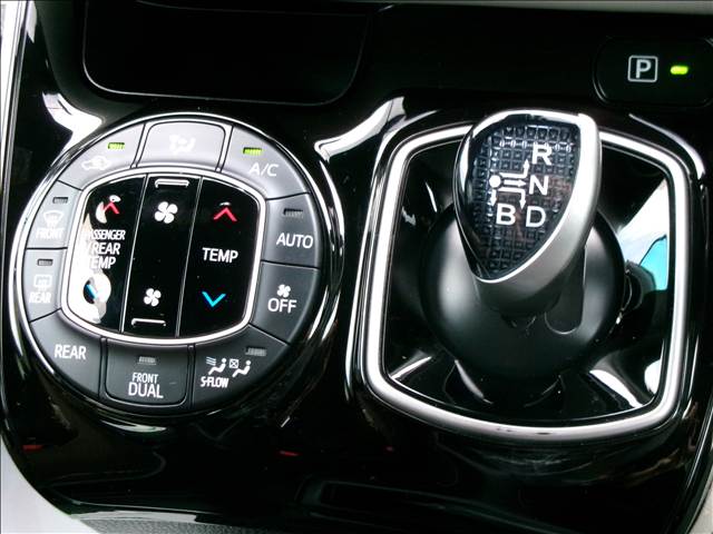 Toyota Noah 8