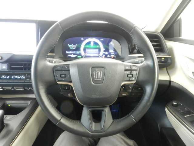 Toyota Crown Crossover 8