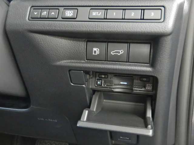 Lexus LBX 11