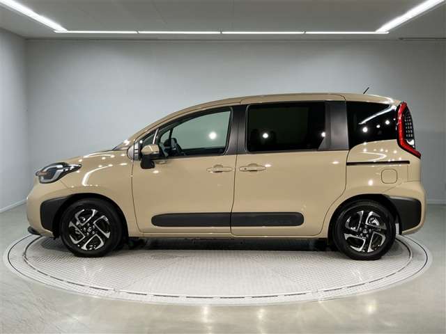 Toyota Sienta 3