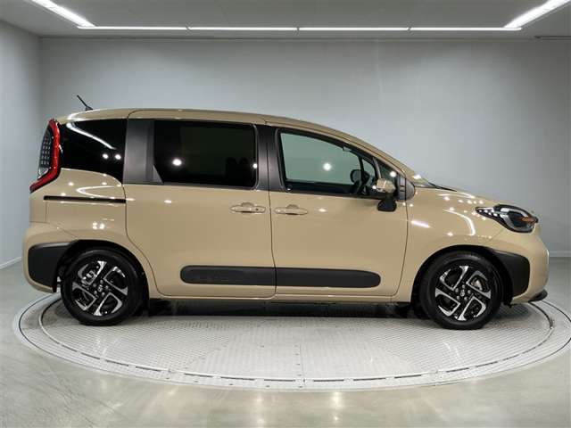 Toyota Sienta 4
