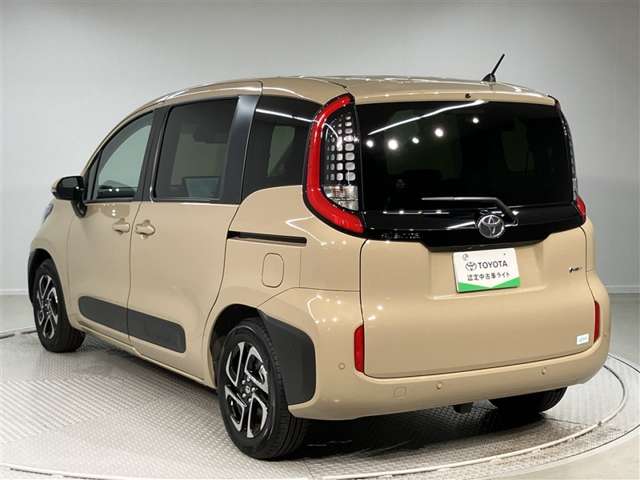 Toyota Sienta 5
