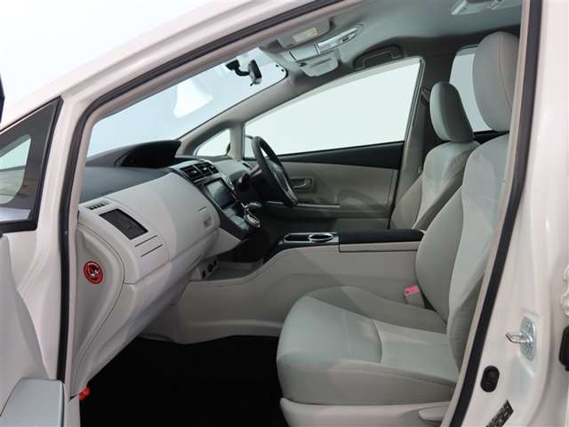 Toyota Prius α 11
