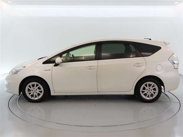 Toyota Prius α 3