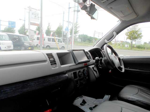 Toyota Hiace Commuter 13