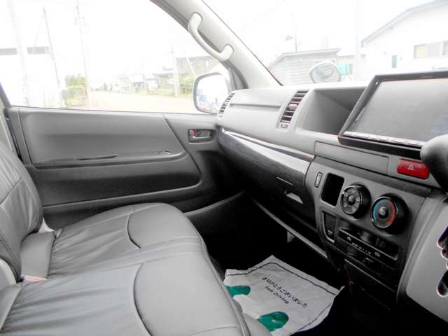 Toyota Hiace Commuter 8