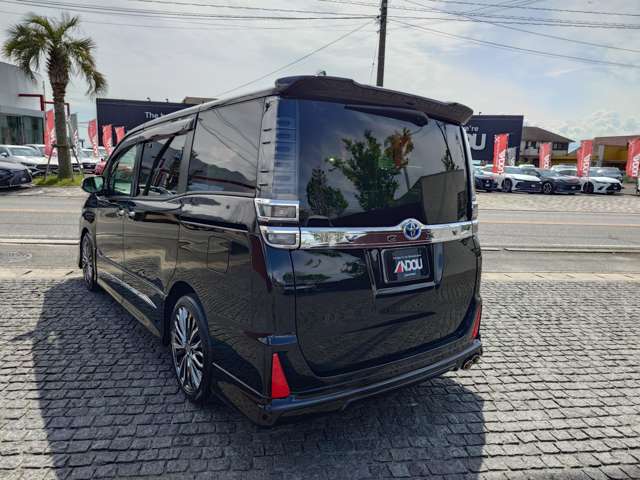 Toyota Voxy 4