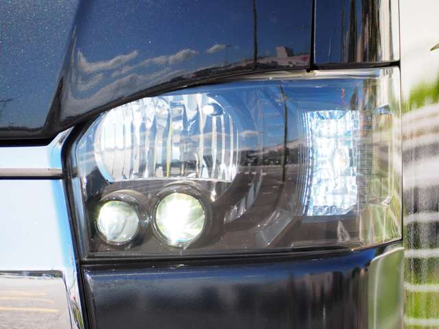 Toyota Hiace Van 7