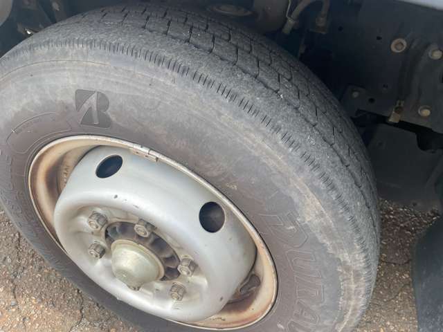 Isuzu Elf 7