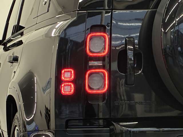Land Rover Defender 6