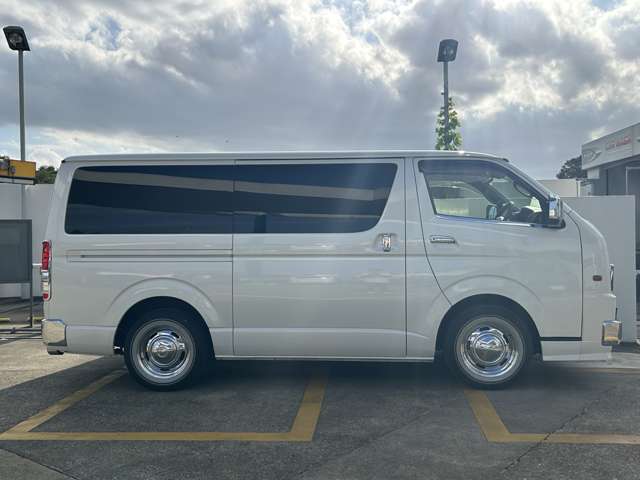 Toyota Hiace Van 7