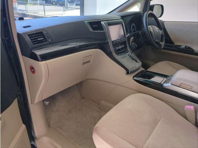 Toyota Alphard Hybrid 8