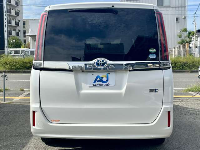 Toyota Noah 4