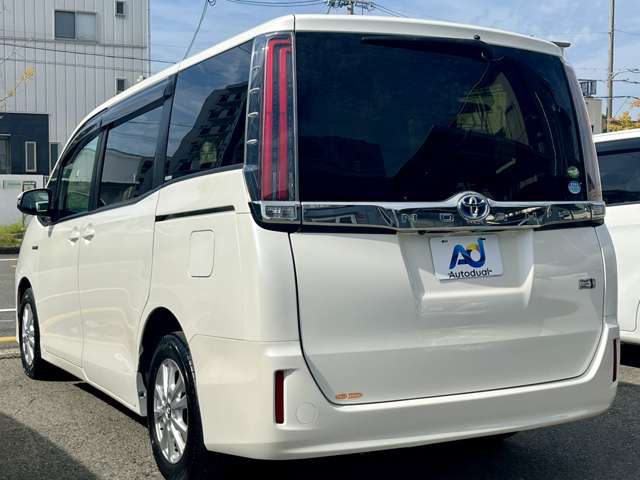 Toyota Noah 5