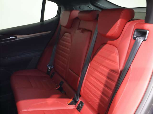 Alfa Romeo Stelvio 8