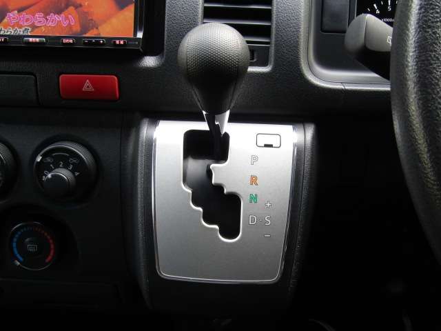 Toyota Hiace Van 10