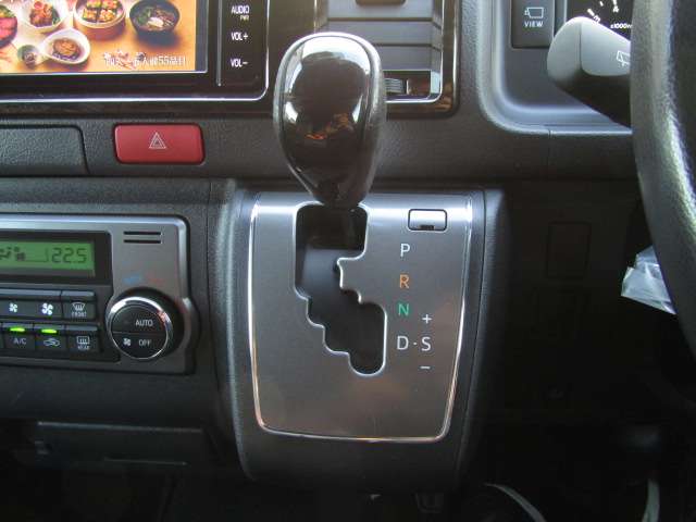 Toyota Hiace Van 9