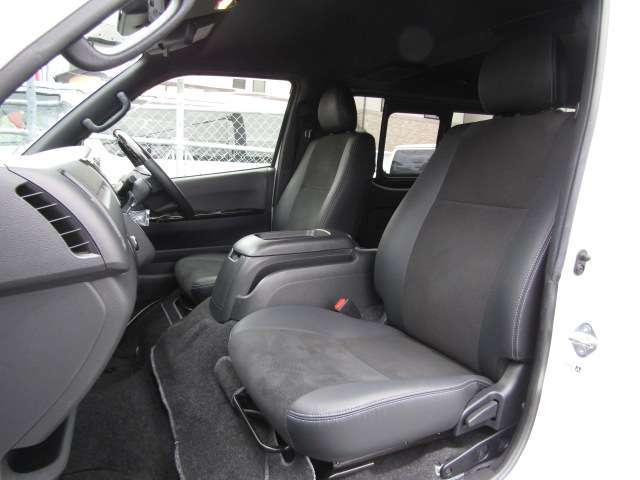 Toyota Hiace Van 11