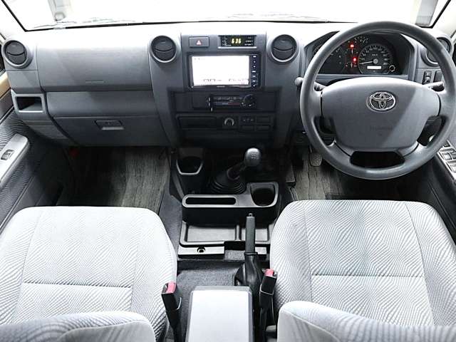 Toyota Land Cruiser 70 Pickup 11