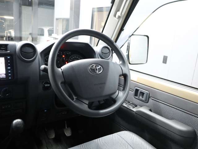 Toyota Land Cruiser 70 Pickup 12