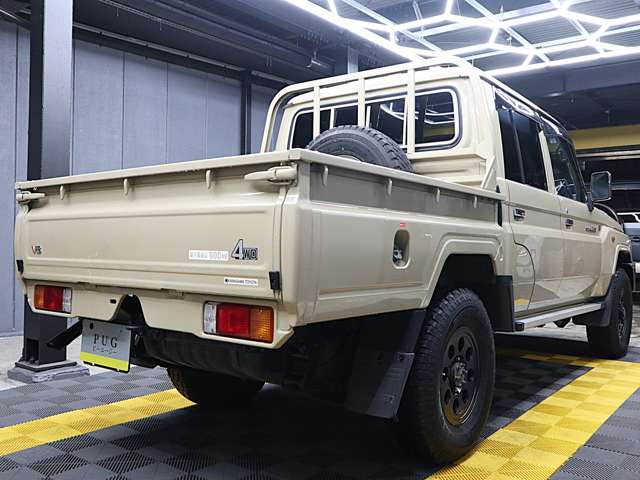 Toyota Land Cruiser 70 Pickup 8
