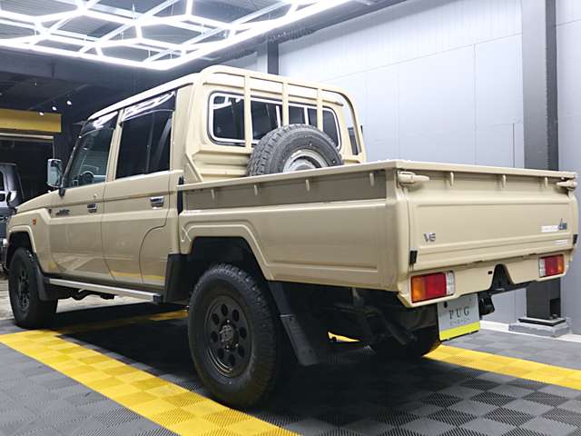 Toyota Land Cruiser 70 Pickup 10