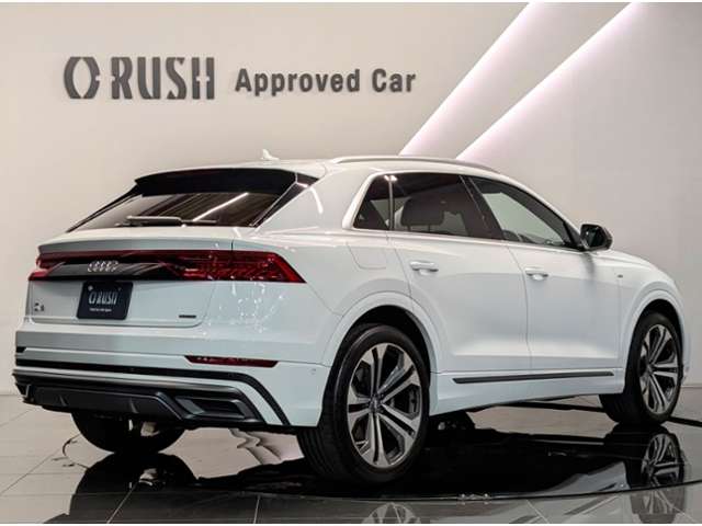 Audi Q8 4