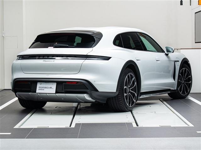 Porsche Taycan Cross Turismo 2