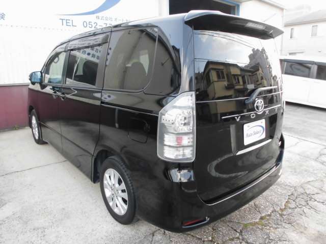 Toyota Voxy 8