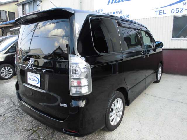 Toyota Voxy 9