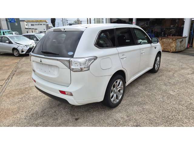 Mitsubishi Outlander PHEV 4