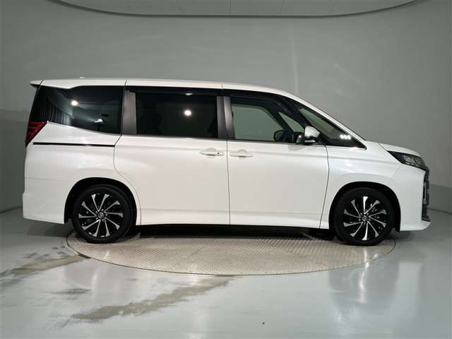 Toyota Noah 4