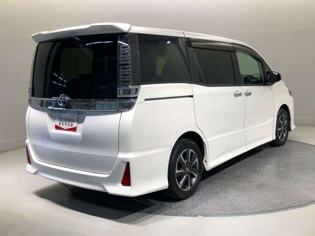 Toyota Voxy 8