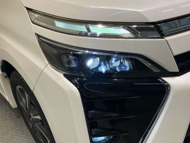 Toyota Voxy 10