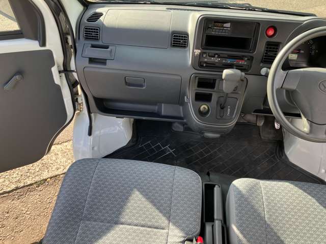 Daihatsu Hijet Cargo 6
