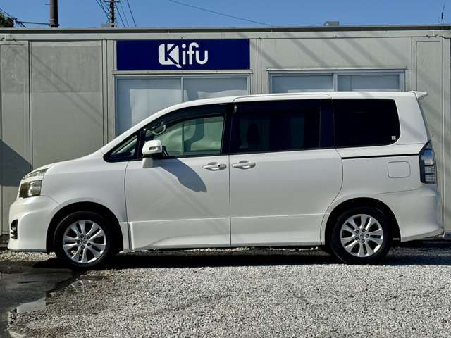 Toyota Voxy 11
