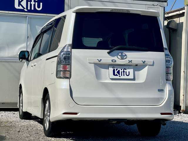 Toyota Voxy 9